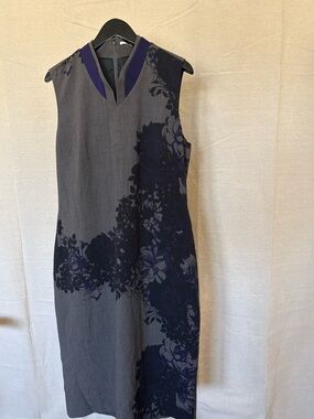 Sleeveless Gray Dress with Navy Floral Accent and Contrast Neckline